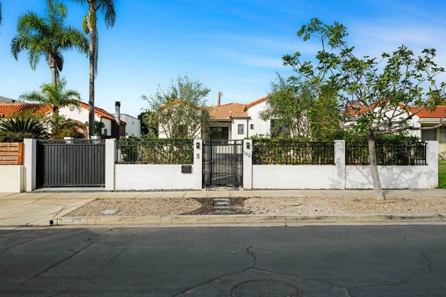 Building Photo - 1621 Hi Point St