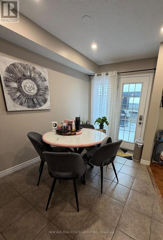 Building Photo - 16 Linke Pl