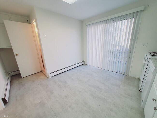 Foto del edificio - 2 br, 1.5 bath Townhome - 13 Elmwood St