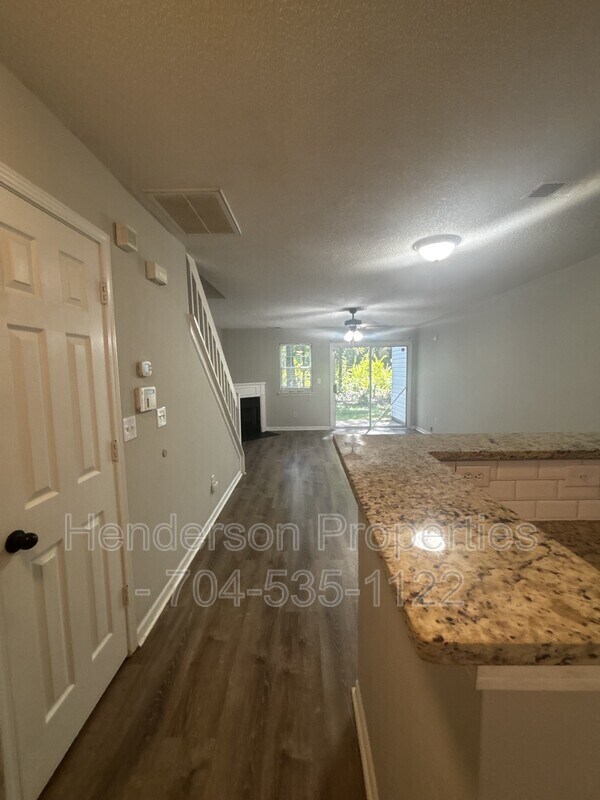 Foto del edificio - 6856 Cypress Tree Ln