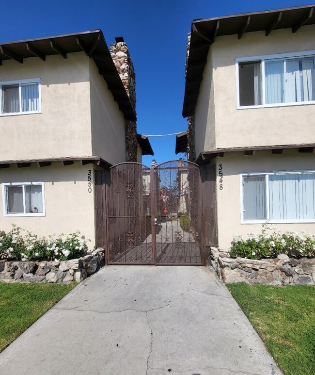 Building Photo - 3550 Lynwood
