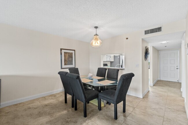 Building Photo - 7290 Kinghurst Dr