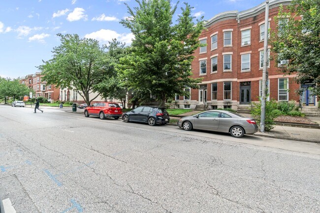 Building Photo - Spacious 6BR/2.5BA in CV AVAILABLE August 2025