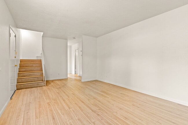 Foto del edificio - Large 3BD Townhome Style Apartment w/ Brand New Flooring in Hayward