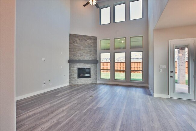 Building Photo - 2820 Fountain Park Dr