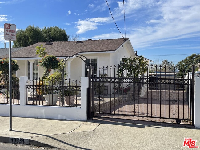 Foto del edificio - 10631 Tinker Ave