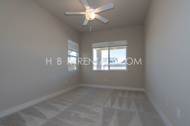 Building Photo - Spacious Elegance: 4-Bedroom with 3.5 Baths on Ottawa Ave, Manteca!