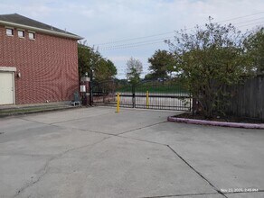 Building Photo - 5941 S Loop E