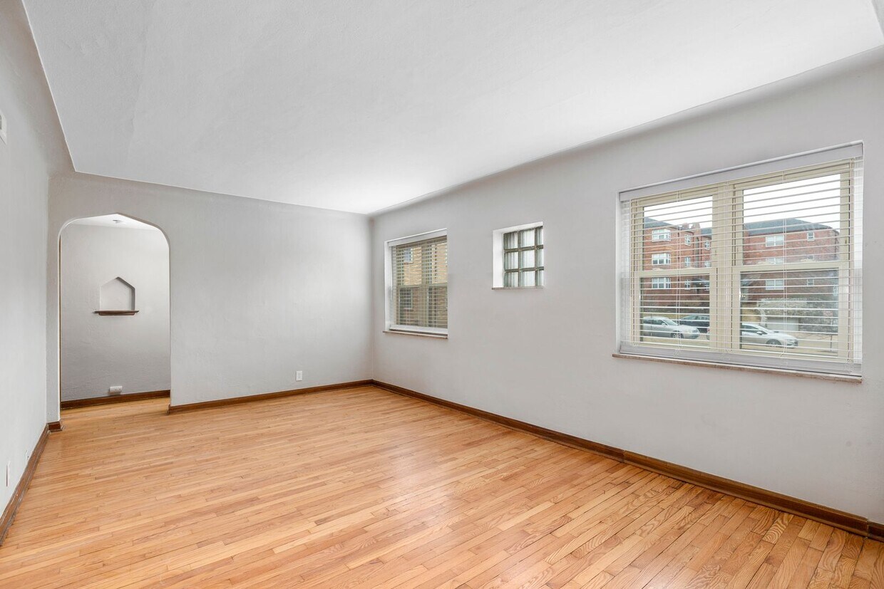 Foto principal - 5823 Lindenwood Ave