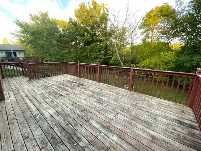 Foto del edificio - Large 4 Bedroom/3 Bath House with Basement!