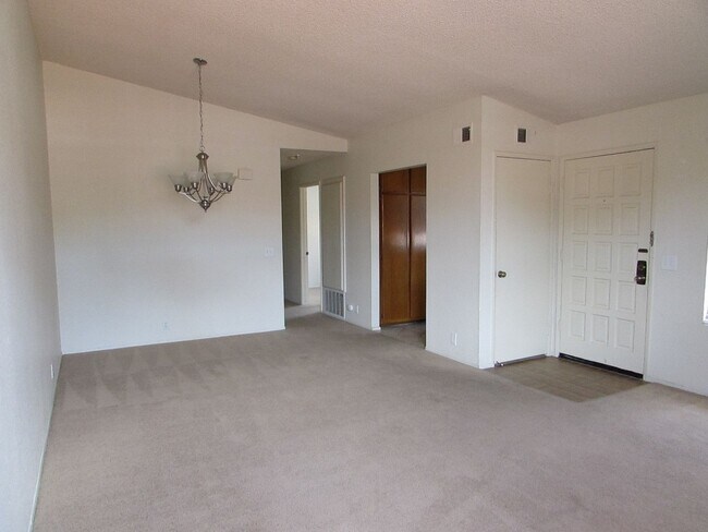 Foto del edificio - Beautiful 2BD/2BA Townhome in the Heart of University City - 2 Car Garage - Washer/Dryer - Quiet ...