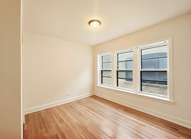 Building Photo - Brand New Renovation, 2bed/1bath Apartment in Historic Ravenswood Manor Neighborhood