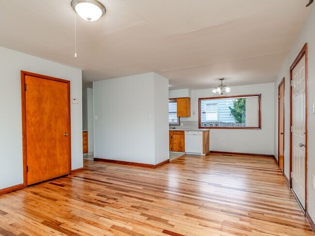 Building Photo - Great 3 BR House with Large Yard and Garage