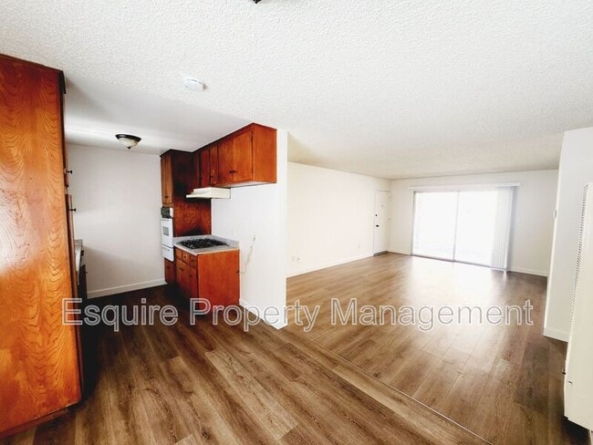Building Photo - 2056 N Ventura Rd