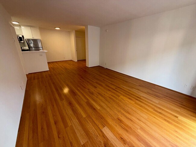 Foto del edificio - 10760 Rose Ave