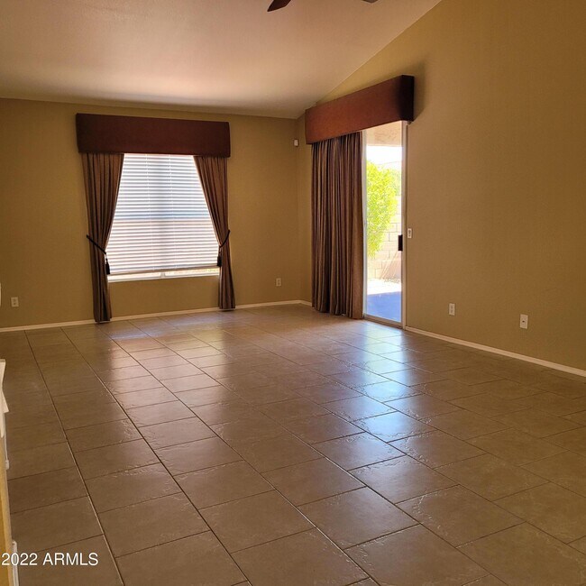 Foto del edificio - 2235 E Donald Dr