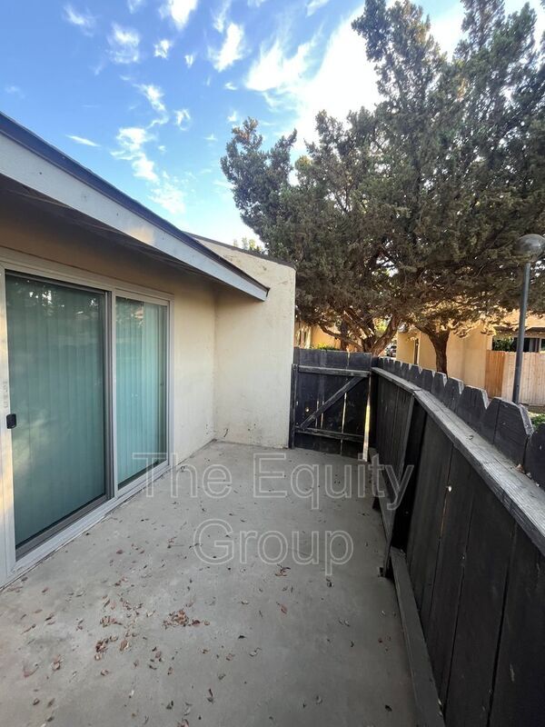 Building Photo - 1324 W Elowin Ave