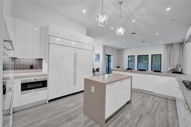 Building Photo - 5742 Brookfield Cir E