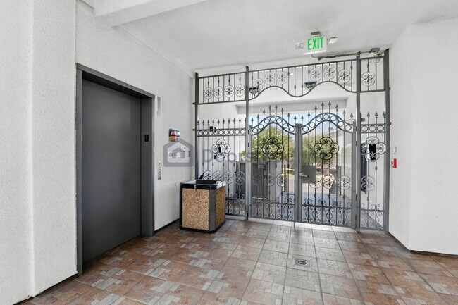 Foto del edificio - 465 E Magnolia Blvd