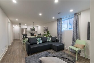 Building Photo - 150 Meadowlands Dr W