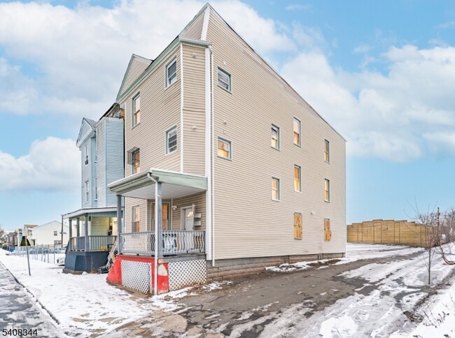 Building Photo - 528 S 13th St