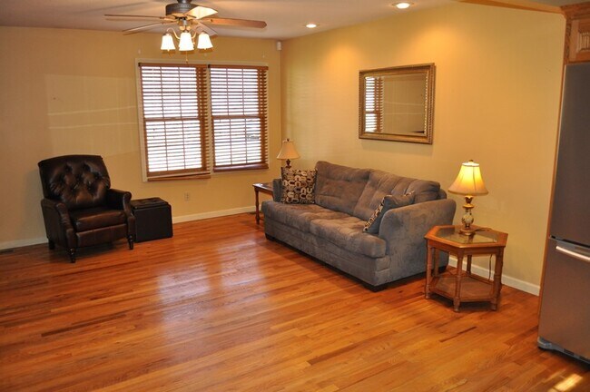 Foto del edificio - FOR LEASE!!