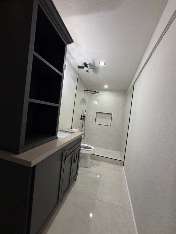 Foto del edificio - 221 E 3rd St