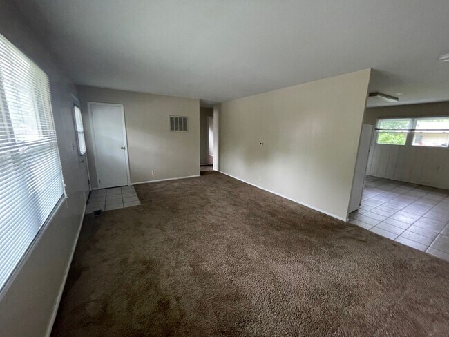 Foto del edificio - 3 Bedroom House W/ A Garage!