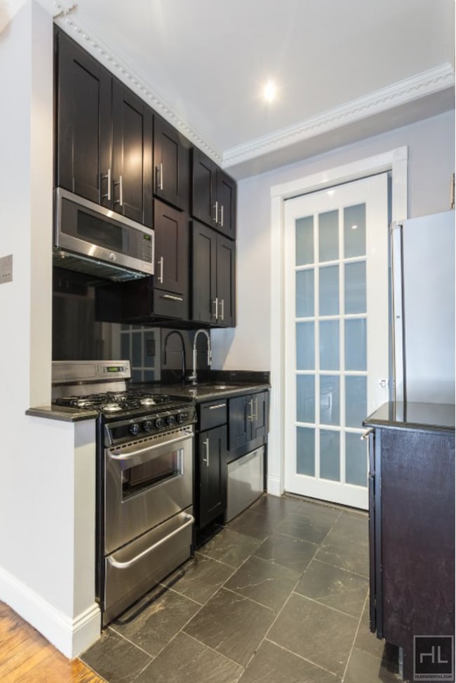 Building Photo - Avail; May 1 Upper Carnegie Hill adj/E. Harlem, Close to E.96th Q: E 100th St btw 2nd/1st Ave 4BR...