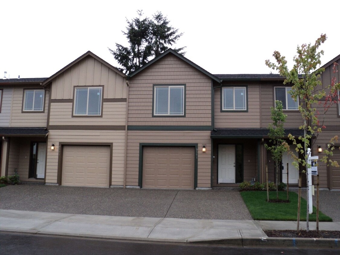 Foto principal - Charming 3 bd 2.5 ba Townhouse - Available...