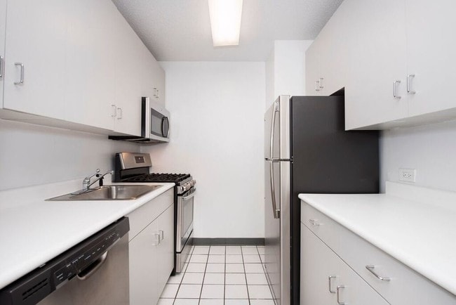 Building Photo - 425 E 52nd St