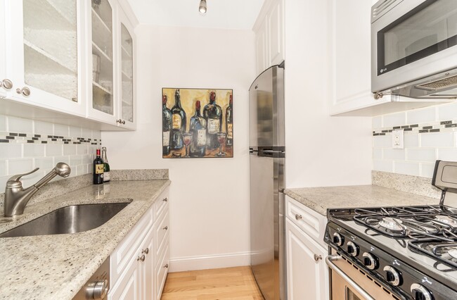 Building Photo - 61 E 77th St