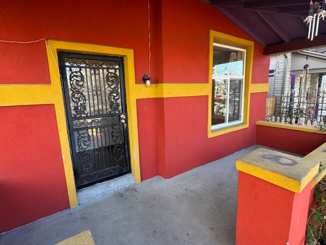 Foto del edificio - Classic Denver Home: 3 Beds, Updated Kitchen, Private Yard, Parking