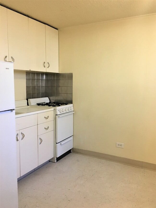 Building Photo - Studio Apartment