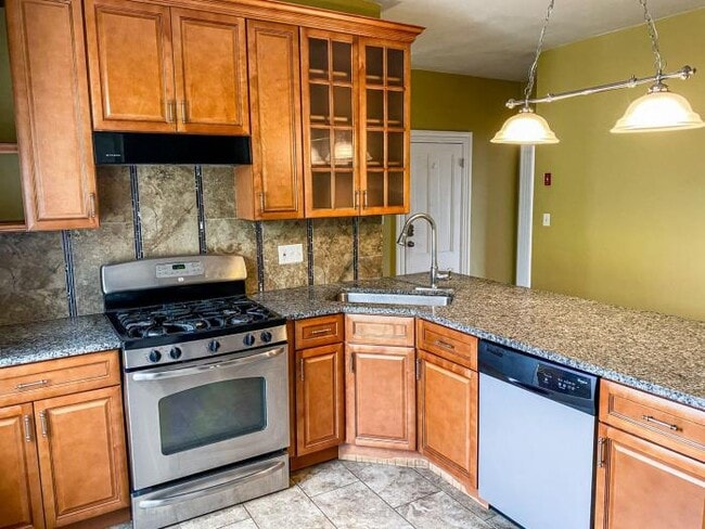Building Photo - 3 bedroom in Providence RI 02909