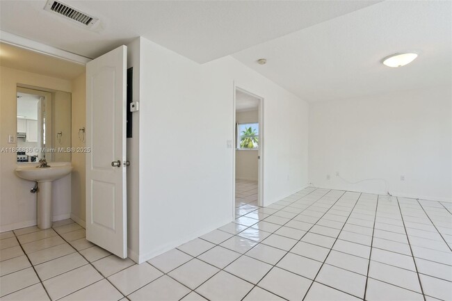 Building Photo - 3052 SW 27th Ave