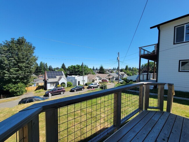 Building Photo - Bright, updated and convenient rambler wit...