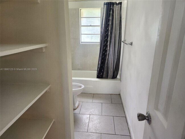 Foto del edificio - 361 Silver Beach Rd