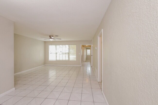 Foto del edificio - 6210 NW 13th St