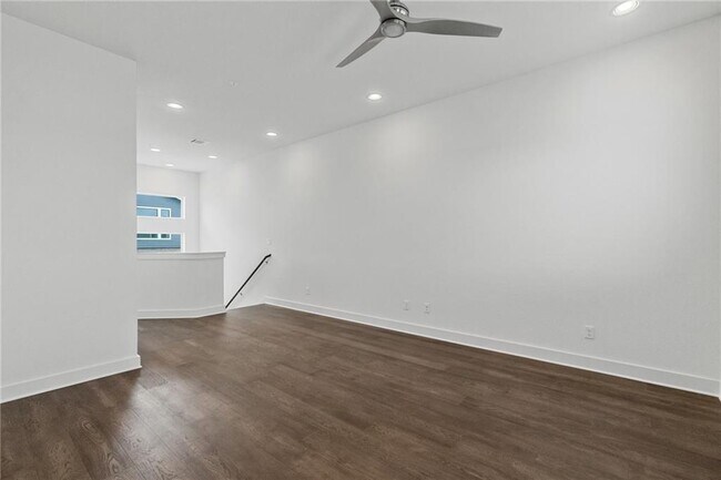 Foto del edificio - 2050 Lohmans Spur Rd