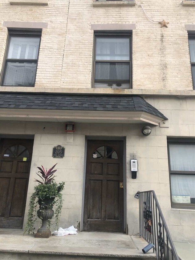 Primary Photo - 205 Park Ave