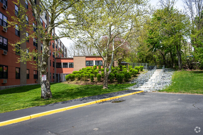 Patio trasero - Riveredge Village Apartments