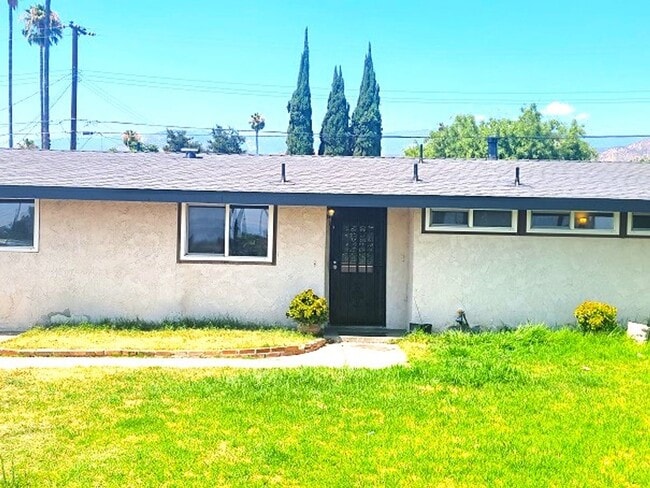 Foto del edificio - Renovated Single Story House - Close to Freeway I-210 and shopping centers