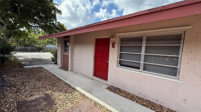 Building Photo - 4235 SW 62nd Ave