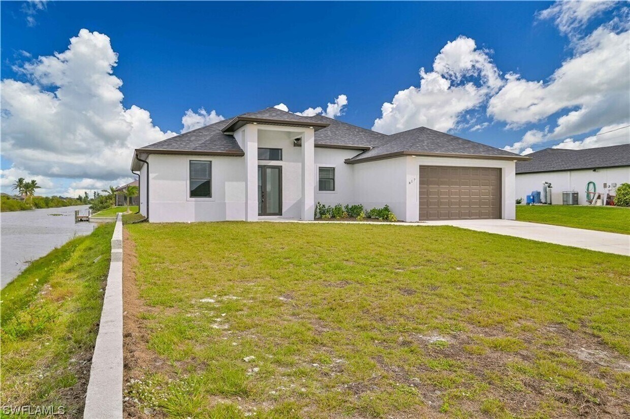 Gorgeous custom built 3/2/1 water front si... - Gorgeous custom built 3/2/1 water front si...