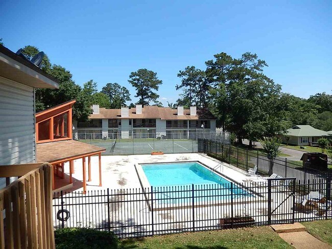 Foto del edificio - 1102 Greentree Ct