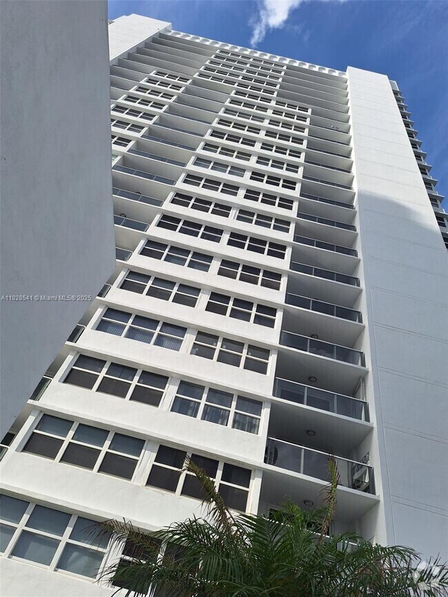 Building Photo - 1904 S Ocean Dr