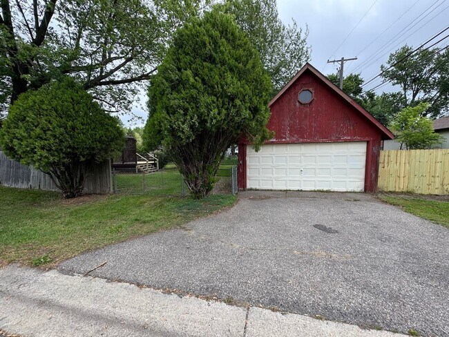 Foto del edificio - 2 bed 1 bath Rochester Hills ranch with ga...