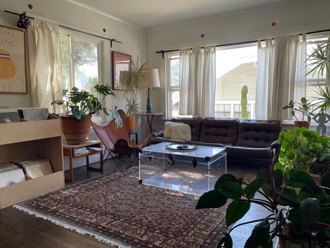 Foto del edificio - 5153 Highland View Ave