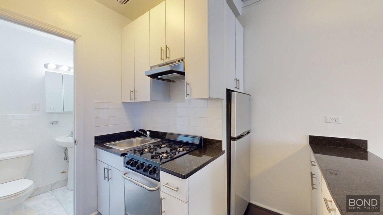 Building Photo - 35 E 65th St